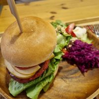 버거 세트 클로즈업. 사과와 붉은 패티, 양상추 등 버거 속재료가 보입니다 at Maju Story 마주이야기 in Seoul
