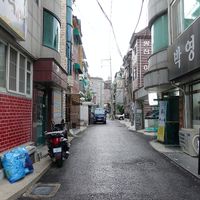 The street that Maju story is one (it's on the right) at Maju Story 마주이야기 in Seoul