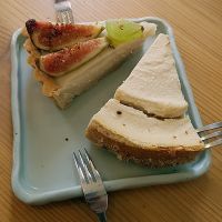 Vegan cheesecake and fig tarte at Maju Story 마주이야기 in Seoul