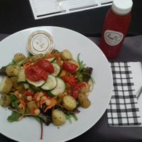 Lettuce+rasped carrot+beans+grilled zuchini+dried tomato+grilled paprika+chickpeas+baked potatoes+vinaigrette of dill-mustard(in plastic container inside the plate)+homemade lemon- at Low C in Ypres