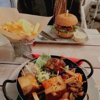 Rainbow Bowl and Cheeseburger at Veggiezz - Opernring in Vienna