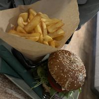 Cheeseburger with friess  at Veggiezz - Opernring in Vienna