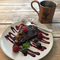 Chocolate brownie and earl grey tea at Veggiezz - Opernring in Vienna
