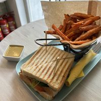 Clubsandwich mit Süßkartoffel Pommes 15,80€, Erdnuss Limetten Dip 1,10€
  at Veggiezz - Opernring in Vienna