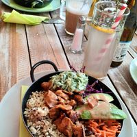 Gyros bowl and homemade limonade at Veggiezz - Opernring in Vienna