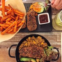 Стейк из сейтана с бататом и соусом BBQ, боул с сейтаном, киноа и авокадо  at Veggiezz - Opernring in Vienna