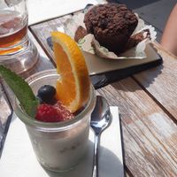 Tiramisu and chocolate muffin at Veggiezz - Opernring in Vienna