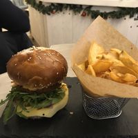 Cheeseburger with home fries at Veggiezz - Opernring in Vienna