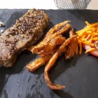 Pepper "steak" with sweet potato fries at Veggiezz - Opernring in Vienna