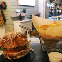 Farmers Burger with home fries and Kräuterdip  at Veggiezz - Opernring in Vienna