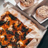 Pizza Margherita and applesauce donuts at The Judgy Vegan in Brussels