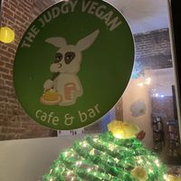 L’extérieur du café at The Judgy Vegan in Brussels