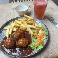 Boulets sauce Liégeoise & Limonade Fraise et Gingembre  at The Judgy Vegan in Brussels