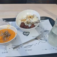 bland soup and lentil dahl with too salty vegetable balls at Vegg-Go in Vienna