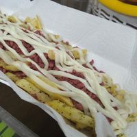 Batata frita com "bacon" (soja saborizada) e queijo vegano at Hora Extra Hamburgueria e Petiscos in Belo Horizonte
