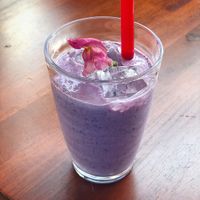 Blueberry smoothie at Kururu in Nara