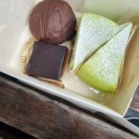 Vegansk prinsesstårta, biskvi och jordnötsruta 🤤 at Bagar'n Hornstull in Stockholm