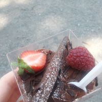 Vegansk bakelse med chokladmousse, hallongrädde och mandelmassa at Bagar'n Hornstull in Stockholm