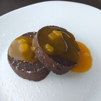 Rolo de alfarroba com molho de manga at Anastacia Delicatesses in Vila Do Conde