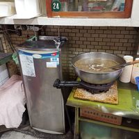 They provide soup (free of charge). They have a water dispensing machine for your convenience at Jiu Liu Su Shi in Taichung