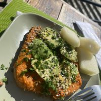 Humus Toast pikant mit Avocado   at Super Juice in Praia Da Rocha