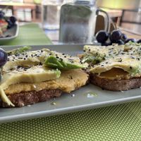 Toast con hummus e avocado  at Super Juice in Praia Da Rocha