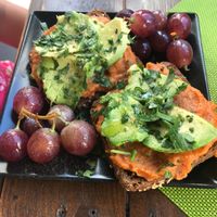 Torradas com húmus  at Super Juice in Praia Da Rocha