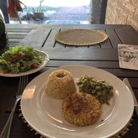 hamburguer de couve flor + acompanhamentos at Nacasadela in Penedo