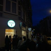 sign and line  at Massimo Gelato - De Pijp in Amsterdam