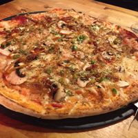 Pizza vegana con espárragos trigueros, cebolla caramelizada y champiñones  at Pizzeria Trozo in Bilbao