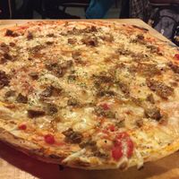 Pizza vegana con seitán y mostaza at Pizzeria Trozo in Bilbao