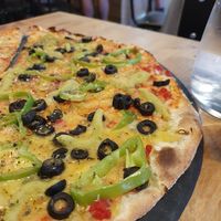 Pizza de pimiento, aceitunas y curry at Pizzeria Trozo in Bilbao