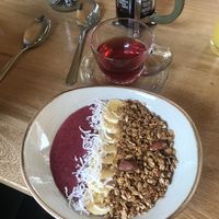 Granola bowl with smoothie and berry tea at Consulado Vegetal in Jardin
