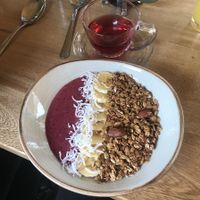 Granola bowl with smoothie and berry tea at Consulado Vegetal in Jardin