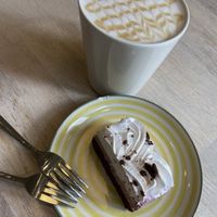 Latte macchiato with almond milk and vegan cake   at Kaffila in Tampere