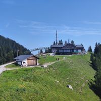 Blick auf die Bergstation mit Restaurant at Panoramarestaurant Wallberg in Rottach-egern