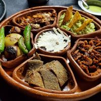 MAGON Dos proteínas de tu elección, choriqueso o 
champiqueso, guacamole, chiles toreados, cebollitas
cambray, frijoles refritos y tortillas de maíz. at Por Siempre Vegana Vol II in Mexico City