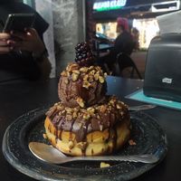 Dona con helado al chocolate y nueces pecanas at Por Siempre Vegana Vol II in Mexico City