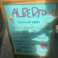 Sign says vegan options  at Alberto Gelateria in Corniglia