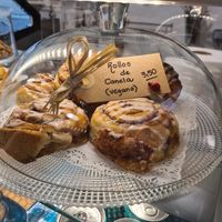 Vegan cinnamon roll at Mama Elba in Madrid