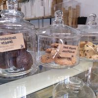 Now they also offer a pretty decent range of vegan cookies and cakes (properly labeled) at Mama Elba in Madrid