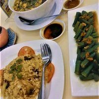 Canh điên điển, spicy fried rice with lemongrass and mushroom, stirfired okra with garlic at Loving Hut - Hoa Dang in Ho Chi Minh City