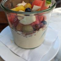 Vanillejoghurt mit Obst und Granola  at Kaffeeflut in Wittdun