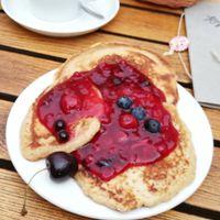 Pfannkuchen mit roter Grütze 🥞 at Kaffeeflut in Wittdun