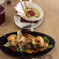 Vegan sushi and hummus at La Bartola in Sevilla