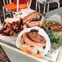 BBQ Burger, Cheeseburger, Pommes und Salat at Velicious Burger in Strasbourg