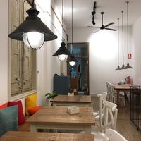 Simple decor, bright and welcoming atmosphere at Almalibre Acai Bar in Barcelona