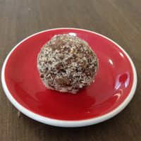 Boule d'énergie. (Bon mais attention les dents, il y a des morceaux dur à l'intérieur!)  at Yem'a Paris in Paris