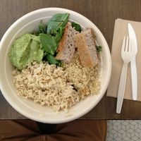 Riz, quinoa, guacamole, pain chaud et très bon! at Yem'a Paris in Paris