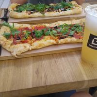 Pizza with vegan mozarella and lemonade at Pizzatopia in Krakow